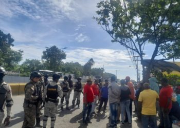 Conflicto entre choferes y policías en corredor Charles de Gaulle