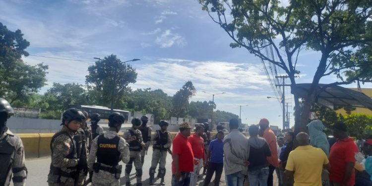 Conflicto entre choferes y policías en corredor Charles de Gaulle