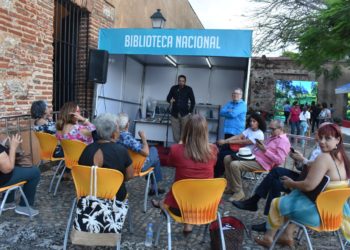 En la Feria del Libro 2022:Olga Lara presenta poemario “Tras las barrancas”, en el pabellón de la Biblioteca Nacional