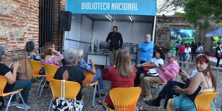 En la Feria del Libro 2022:Olga Lara presenta poemario “Tras las barrancas”, en el pabellón de la Biblioteca Nacional