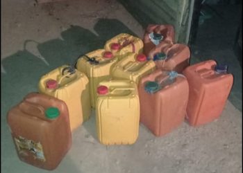 Apresa dos mujeres y les ocupan 10 garrafones de cleren en Montecristi