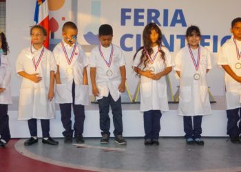 Estudiantes del Colegio Dominico Chino iluminan ciudad con energía limpia en “Feria Científica Marie Curie”