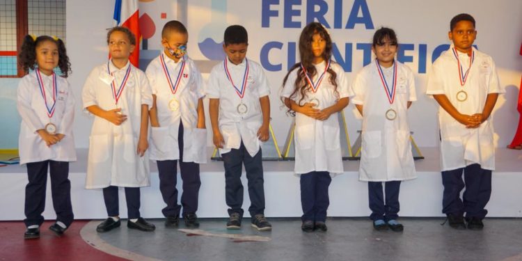 Estudiantes del Colegio Dominico Chino iluminan ciudad con energía limpia en “Feria Científica Marie Curie”