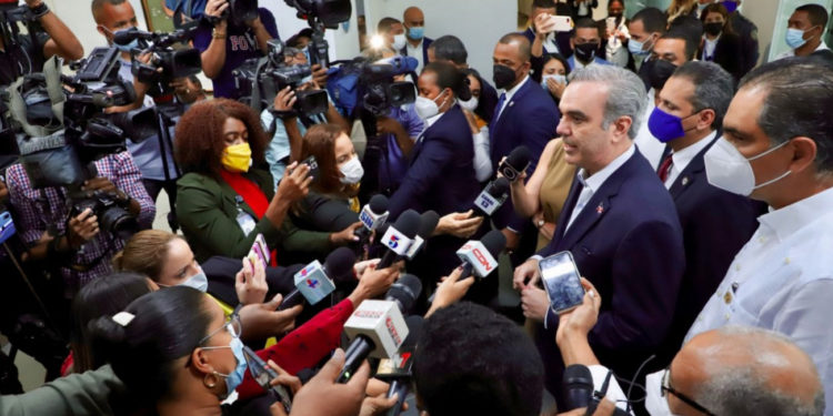 Presidente Abinader: No existe democracia sin información libre y periodistas que ejerzan ese derecho