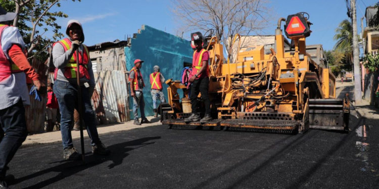 Presidente Abinader deja iniciado asfaltado de 16 barrios en Santo Domingo Norte