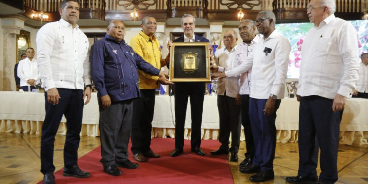 Presidente Abinader exonera a caficultores del pago de RD$397 millones al Banco Francés y Bagrícola