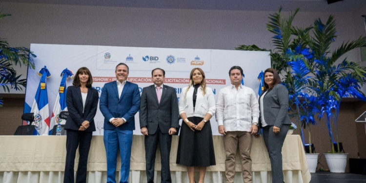 Gobierno inicia proceso licitación puerto Manzanillo