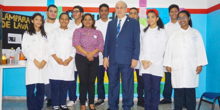 Estudiantes del Colegio Dominico Chino iluminan ciudad con energía limpia en “Feria Científica Marie Curie”