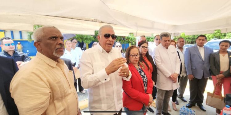 Entregan moderna ambulancia al hospital de Navarrete, cumpliendo promesa de Abinader