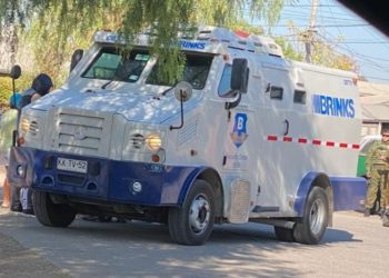 Roban camión de valores con fuerte suma de dinero en plaza comercial