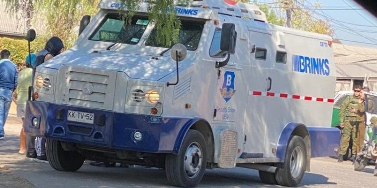 Roban camión de valores con fuerte suma de dinero en plaza comercial