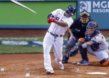 Devers se mantiene encendido con el bate en momento difícil para Boston