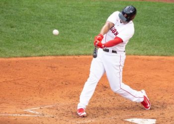 Jonrones de Rafael Devers y JD Martínez le dan el triunfo a los Medias Rojas