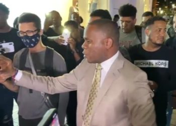 Ramón Tolentino se une a protesta sobre caso David De los Santos; asegura encargado de seguridad de la plaza es un coronel de la PN