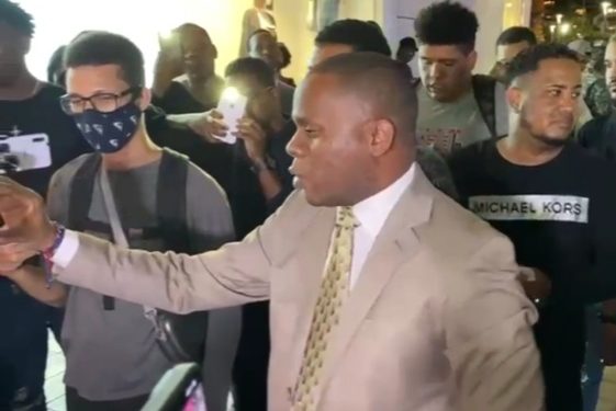 Ramón Tolentino se une a protesta sobre caso David De los Santos; asegura encargado de seguridad de la plaza es un coronel de la PN