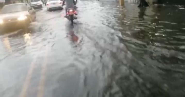 Denuncian sectores se inundan a falta de los drenajes fluviales en La Vega