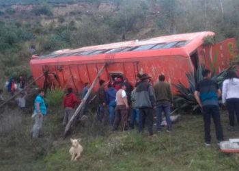 Al menos 11 muertos y 34 heridos tras caer un bus a un precipicio en Perú