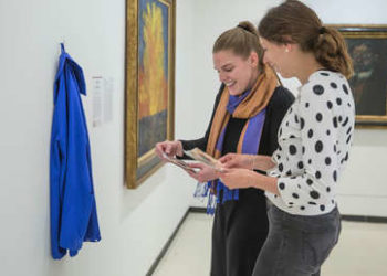 Una anciana roba una chaqueta en exhibición en el Museo Picasso de París y la lleva a una modista para que se la deje a medida
