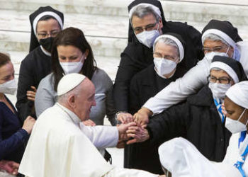 Una mujer imputada por corrupción financiera en el Vaticano habría mediado en la liberación de la monja colombiana secuestrada por Al Qaeda