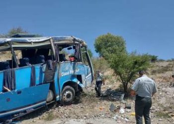 Al menos 6 muertos y 19 heridos deja la volcadura de un autobús que transportaba migrantes en México