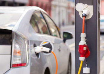 Una abuela fabrica su propio auto eléctrico de carga solar para ‘escapar’ de la industria petrolera y defender el medio ambiente