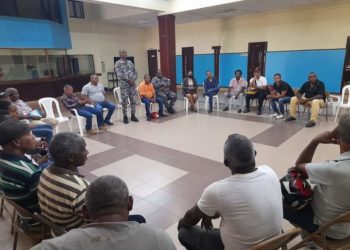 Autoridades se reúnen con vendedores de carne en Yamasá