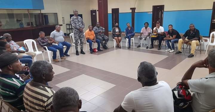 Autoridades se reúnen con vendedores de carne en Yamasá