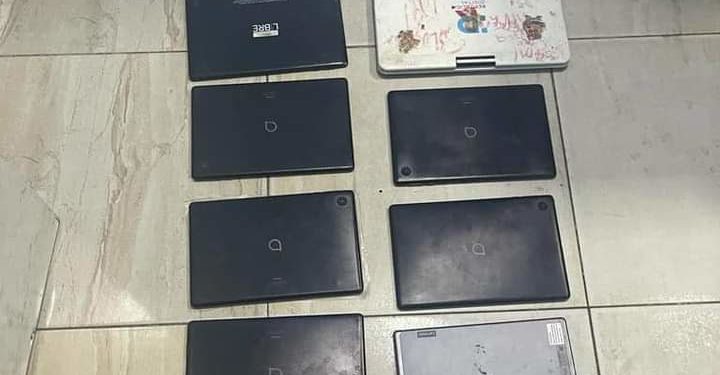 Policía ocupa cientos de piezas y equipos celulares al realizar varias intervenciones en los sectores San Carlos y Villa Francisca, D.N.