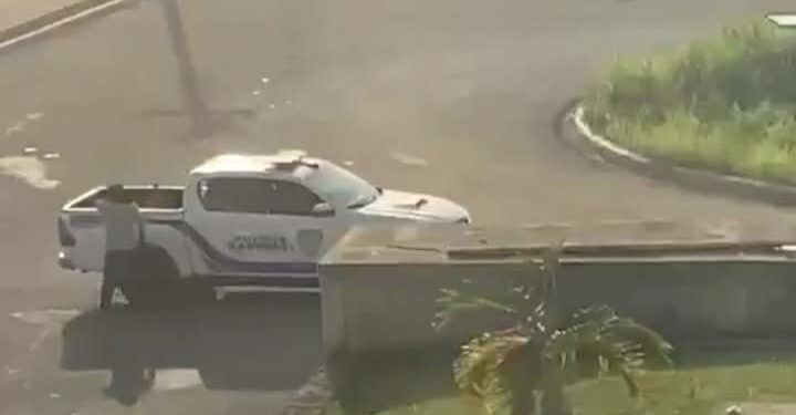 Haitianos indocumentados se enfrentan contra miembros de Migración en la Ciudad Juan Bosch, SDE