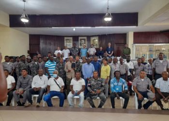 Policía Nacional ofrece charla de Seguridad Ciudadana e intercambia impresiones con líderes comunitarios de Yamasá