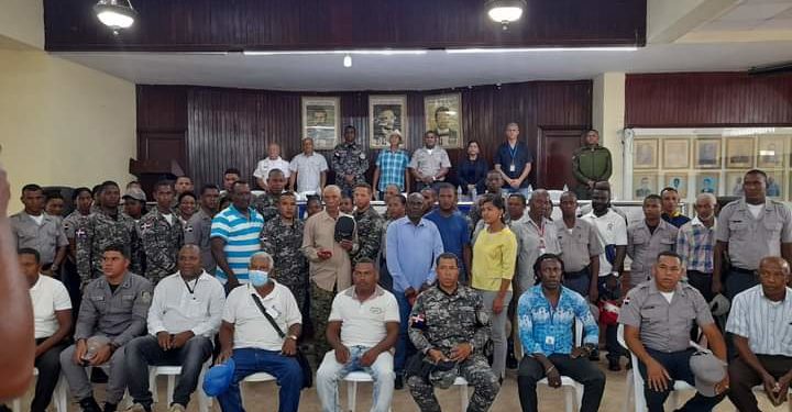 Policía Nacional ofrece charla de Seguridad Ciudadana e intercambia impresiones con líderes comunitarios de Yamasá