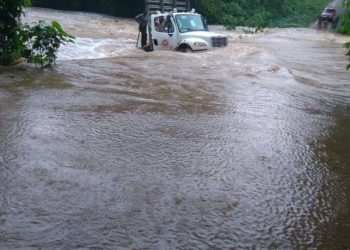 Lluvias mantien varias comunidades incomunicadas y arrasa Puente en Río Quisibaní en El Seibo