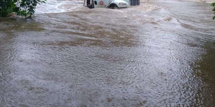 Lluvias mantien varias comunidades incomunicadas y arrasa Puente en Río Quisibaní en El Seibo