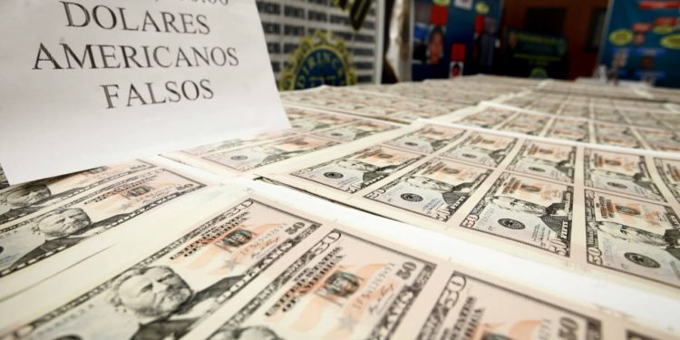 PN apresa cuatro personas acusadas de estafar con dólares falsos