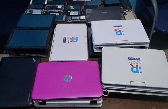 Apresan integrantes presunta banda malhechores y ocupan decenas de equipos tecnológicos en Constanza 