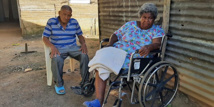 Pareja de esposos solicita ayuda tras perder su vivienda y todos sus ajuares en Los Botados de Yamasá