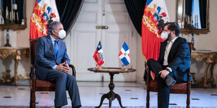 Embajador Fausto Liz entrega en Chile cartas credenciales al presidente Gabriel Boric