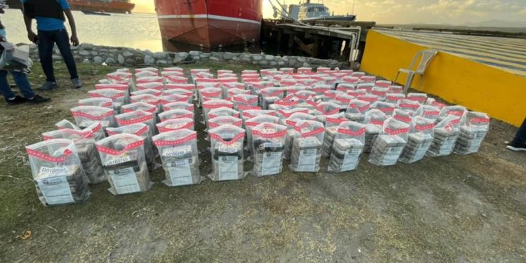 Ocupan 659 paquetes presumiblemente cocaína en Peravia; detienen a dos dominicanos y un colombiano