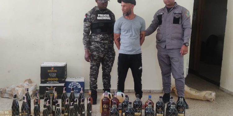 Policía apresa hombre acusado de robo en colmado donde sustrajo múltiples mercancías