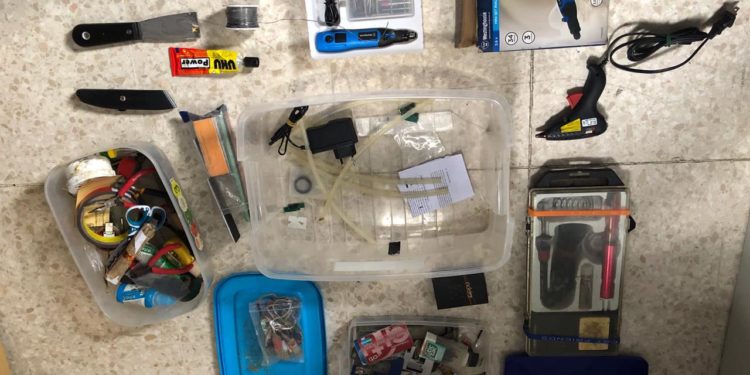 PN y MP allanan aparta estudio en Santiago Rodríguez y ocupan artefactos electrónicos usados en clonación tarjetas por búlgaros apresados