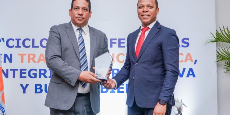 Carlos Pimentel cree el país necesita una nueva ley de Compras y Contrataciones que garantice mayores niveles de transparencia