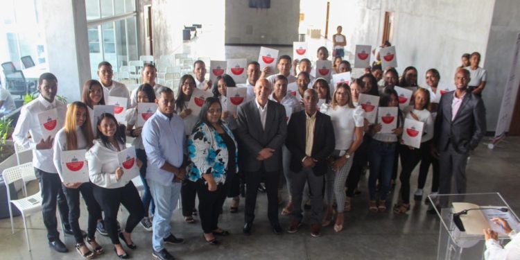 Centros Tecnológicos Comunitarios gradúa jóvenes en programa “Creando tu Futuro”.