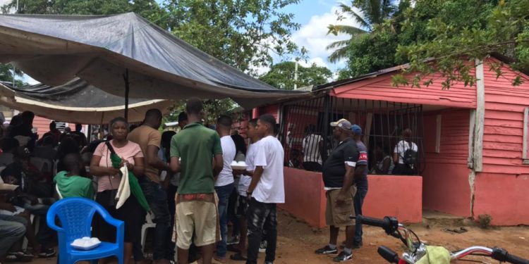 En Guanuma; velan restos de jóvenes murieron en accidente en la carretera Yamasá