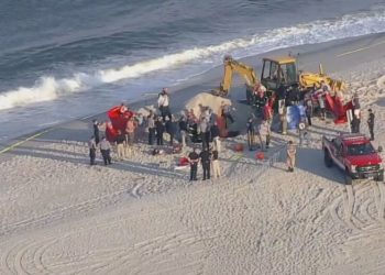 Adolescente muere enterrado vivo en una playa de Nueva Jersey