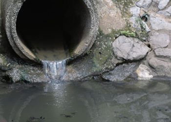 Una raso PN prefirió tirar su arma a un desagüe para evitar que delincuentes se la robaran