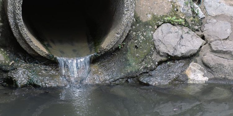 Una raso PN prefirió tirar su arma a un desagüe para evitar que delincuentes se la robaran