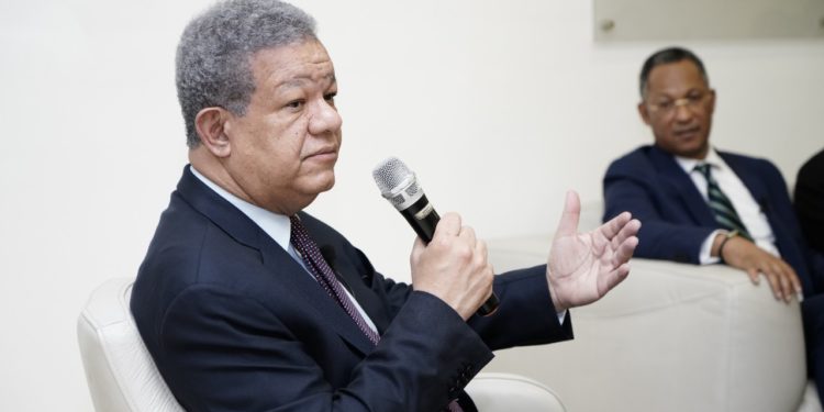 Leonel Fernández afirma desde el gobierno quieren «acomodar la Constitución porque las encuestas no le dan»