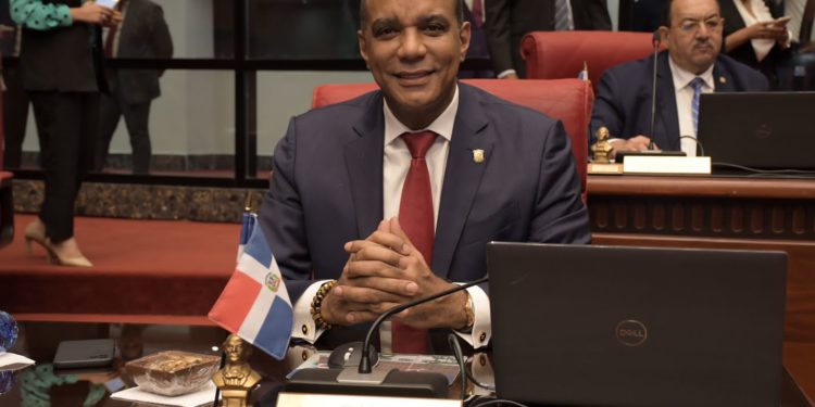 Proyecto del senador Carlos Gómez establece sancionar el ingreso ilegal de extranjeros a República Dominicana