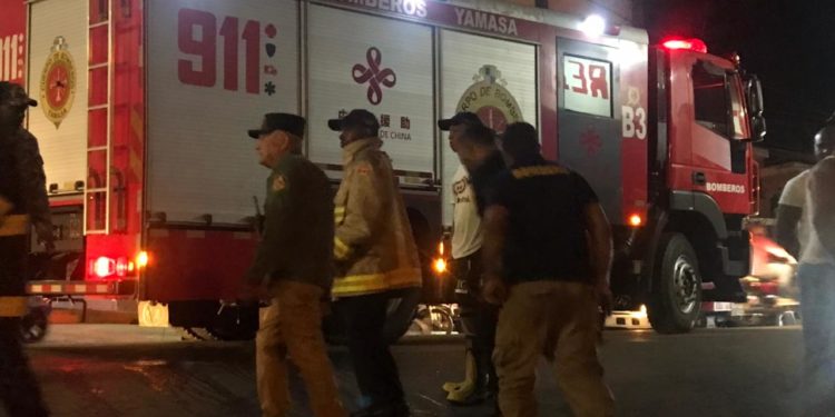 Incendio afecta taller de ebanistería en Yamasá; Bomberos logran apagar a tiempo