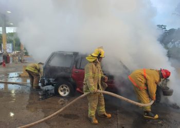 Se incendia vehículo en estación de gas en Bayaguana